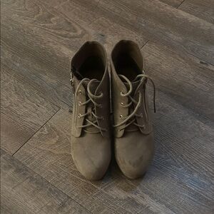Elegant Tan Women's Lace-Up Shoes